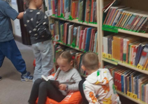 W bibliotece