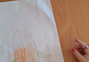 Pomarańczowo zielony robot.