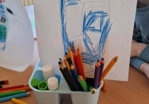 Wielki niebieski robot.