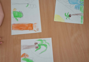 Dinozaury pod palmą.