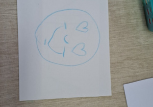Emotka z serduszkami.