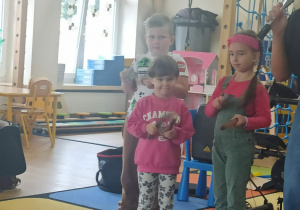 Dzieci grają na instrumentach.