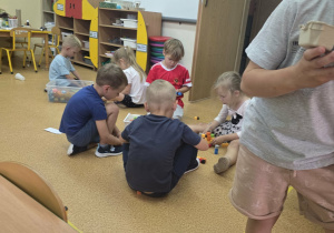 Dzieci prezentują zabawki z odpadów.