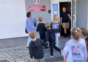 Przed budynkiem straży pożarnej