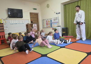 Dzieci uczestniczą w pokazie taekwoondo.