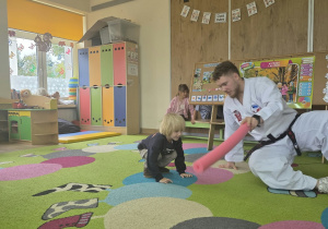 Dzieci uczestniczą w pokazie taekwoondo.