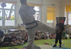 Dzieci uczestniczą w pokazie taekwoondo.