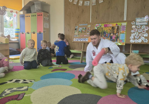 Dzieci uczestniczą w pokazie taekwoondo.