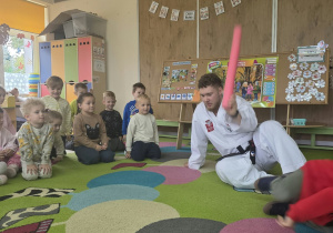 Dzieci uczestniczą w pokazie taekwoondo.