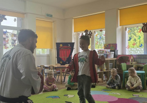 Dzieci uczestniczą w pokazie taekwoondo.