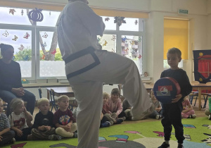 Dzieci uczestniczą w pokazie taekwoondo.