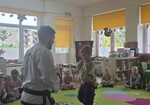 Dzieci uczestniczą w pokazie taekwoondo.