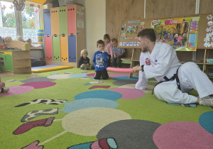 Dzieci uczestniczą w pokazie taekwoondo.