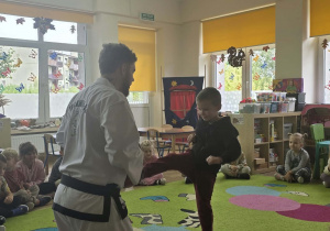 Dzieci uczestniczą w pokazie taekwoondo.