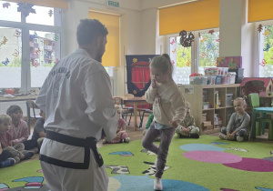 Dzieci uczestniczą w pokazie taekwoondo.