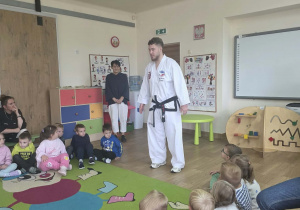 Dzieci uczestniczą w pokazie taekwoondo.