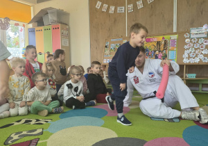 Dzieci uczestniczą w pokazie taekwoondo.
