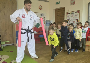 Dzieci uczestniczą w pokazie taekwoondo.