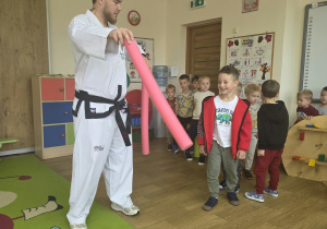 Dzieci uczestniczą w pokazie taekwoondo.