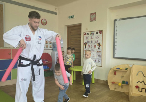 Dzieci uczestniczą w pokazie taekwoondo.