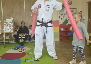 Dzieci uczestniczą w pokazie taekwoondo.