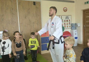 Dzieci uczestniczą w pokazie taekwoondo.