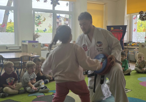 Dzieci uczestniczą w pokazie taekwoondo.
