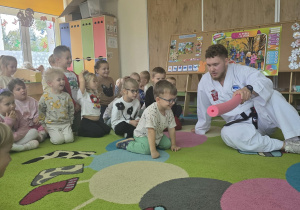 Dzieci uczestniczą w pokazie taekwoondo.