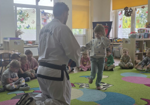 Dzieci uczestniczą w pokazie taekwoondo.