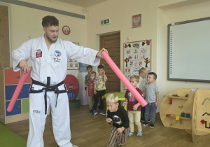 Dzieci uczestniczą w pokazie taekwoondo.