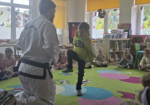 Dzieci uczestniczą w pokazie taekwoondo.