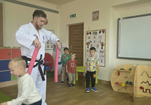 Dzieci uczestniczą w pokazie taekwoondo.
