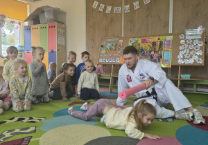 Dzieci uczestniczą w pokazie taekwoondo.