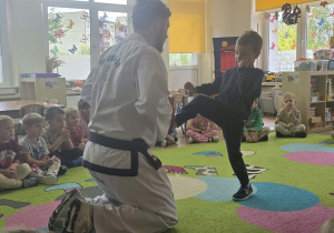 Dzieci uczestniczą w pokazie taekwoondo.