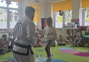Dzieci uczestniczą w pokazie taekwoondo.