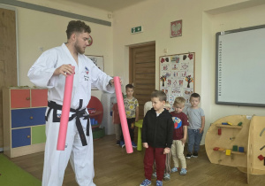 Dzieci uczestniczą w pokazie taekwoondo.