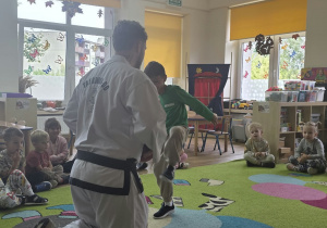 Dzieci uczestniczą w pokazie taekwoondo.
