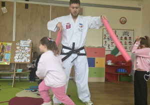 Dzieci uczestniczą w pokazie taekwoondo.