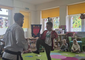 Dzieci uczestniczą w pokazie taekwoondo.