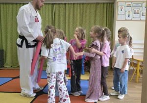 Dzieci uczestniczą w pokazie taekwoondo.