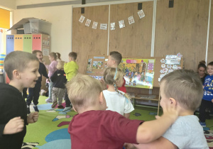Dzieci uczestniczą w pokazie taekwoondo.