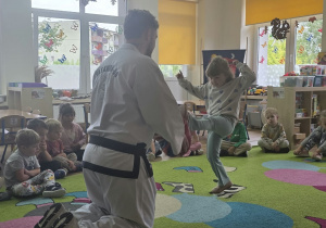 Dzieci uczestniczą w pokazie taekwoondo.