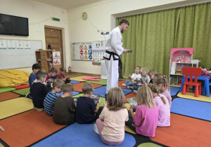 Dzieci uczestniczą w pokazie taekwoondo.