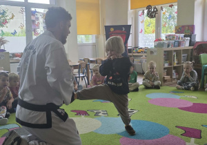 Dzieci uczestniczą w pokazie taekwoondo.