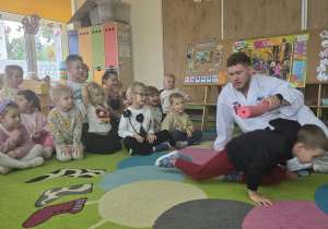 Dzieci uczestniczą w pokazie taekwoondo.