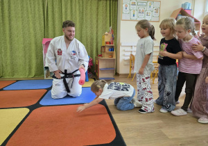 Dzieci uczestniczą w pokazie taekwoondo.