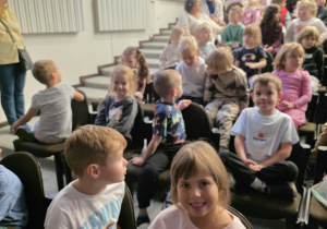 Dzieci w teatrze.