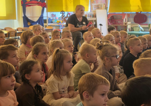 Dzieci oglądają spektakl.