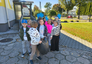 dzieci biorą udział w akcji Sprzątania Świata