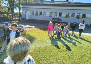 dzieci biorą udział w akcji Sprzątania Świata